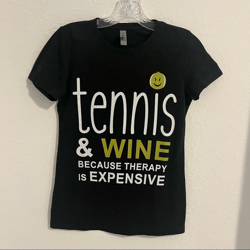 Next Level Apparel T-shirt "tennis & WINE BECAUSE THERAPY IS EXPENSIVE"